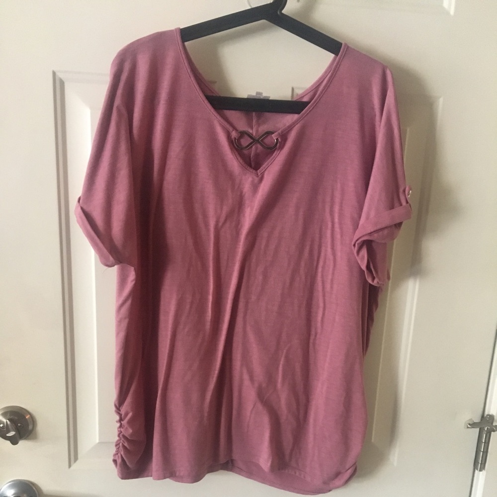 Mauve tshirt with gold decor at neckline